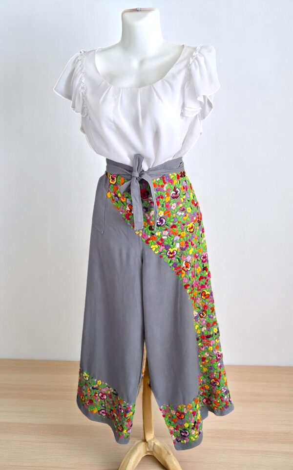 Ecos de Tradición: Pantalón Envolvente Color Gris Oxford Bordado a Mano