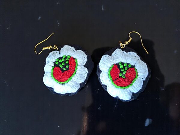 Suspiros de Seda y Algodón: Hermosos Aretes de Flores Bordados a Mano - Imagen 27
