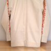 Raíces Oaxaqueñas: Hermosa Guayabera de Lino Beige Bordada a Mano - Imagen 4