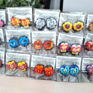 Suspiros de Seda y Algodón: Hermosos Aretes de Flores Bordados a Mano