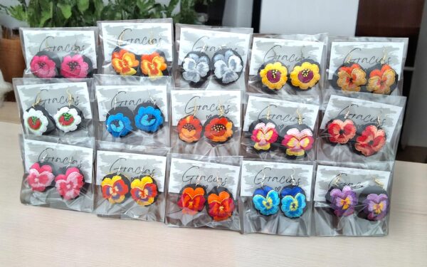 Suspiros de Seda y Algodón: Hermosos Aretes de Flores Bordados a Mano