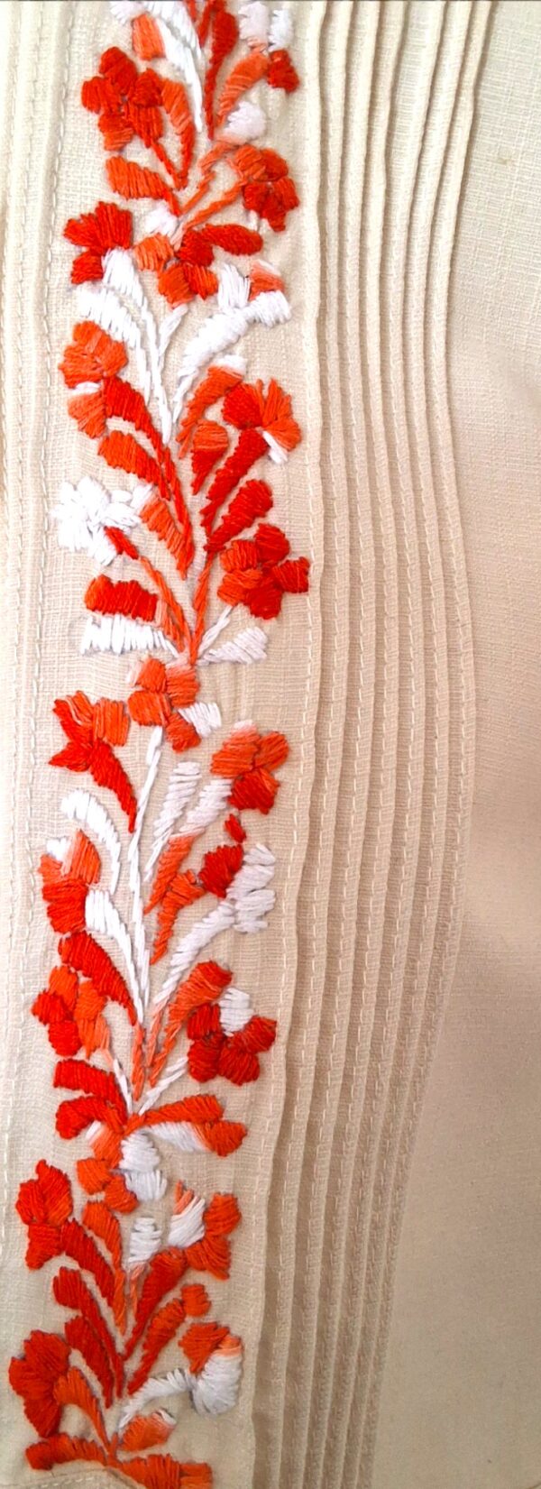 Raíces Oaxaqueñas: Hermosa Guayabera de Lino Beige Bordada a Mano - Imagen 6