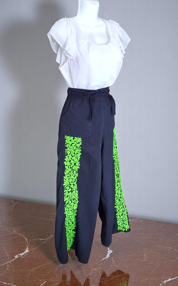 Encanto Ancestral: Pantalón Envolvente Color Azul Marino Bordado a Mano - Imagen 2