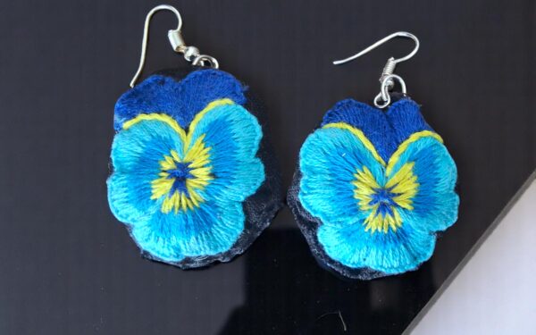 Suspiros de Seda y Algodón: Hermosos Aretes de Flores Bordados a Mano - Imagen 19