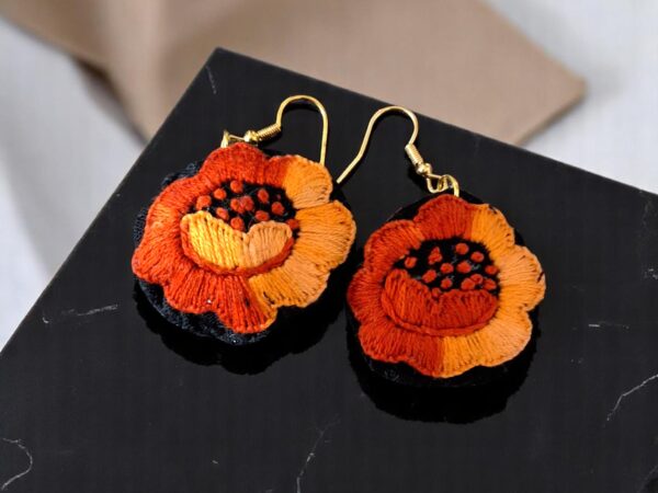 Suspiros de Seda y Algodón: Hermosos Aretes de Flores Bordados a Mano - Imagen 23