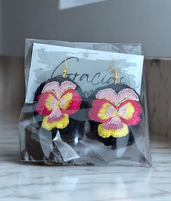 Suspiros de Seda y Algodón: Hermosos Aretes de Flores Bordados a Mano - Imagen 14