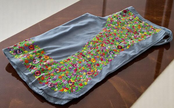 Ecos de Tradición: Pantalón Envolvente Color Gris Oxford Bordado a Mano - Imagen 15