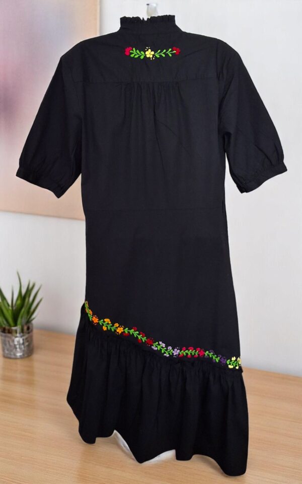 Esencia de Medianoche: Elegante Vestido Negro Bordado a Mano - Imagen 4