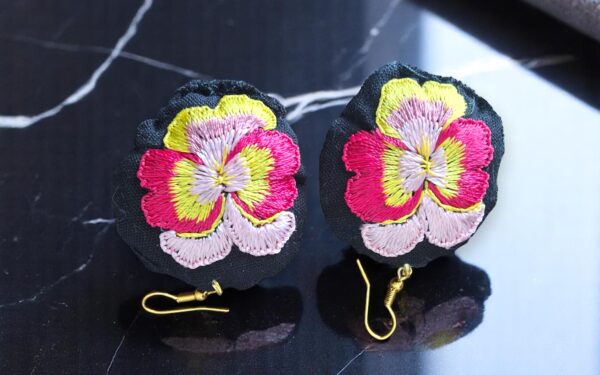 Suspiros de Seda y Algodón: Hermosos Aretes de Flores Bordados a Mano - Imagen 15