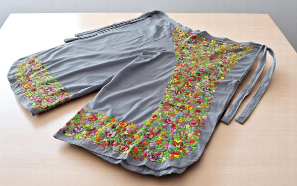 Ecos de Tradición: Pantalón Envolvente Color Gris Oxford Bordado a Mano - Imagen 5