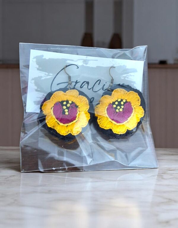 Suspiros de Seda y Algodón: Hermosos Aretes de Flores Bordados a Mano - Imagen 4