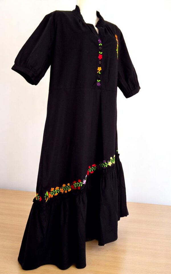 Esencia de Medianoche: Elegante Vestido Negro Bordado a Mano - Imagen 3