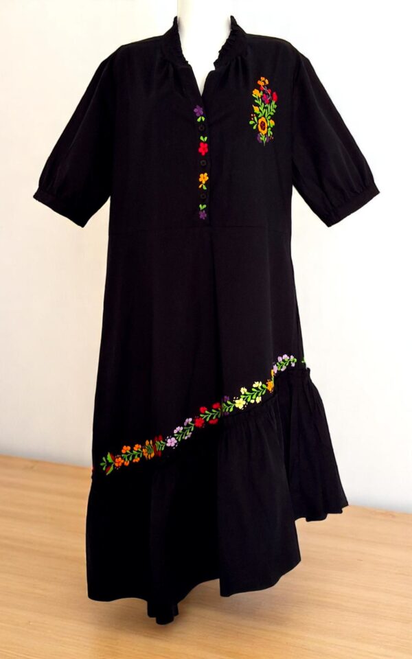 Esencia de Medianoche: Elegante Vestido Negro Bordado a Mano - Imagen 2