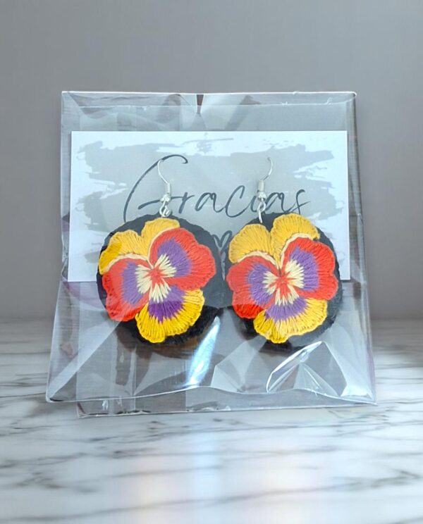 Suspiros de Seda y Algodón: Hermosos Aretes de Flores Bordados a Mano - Imagen 28