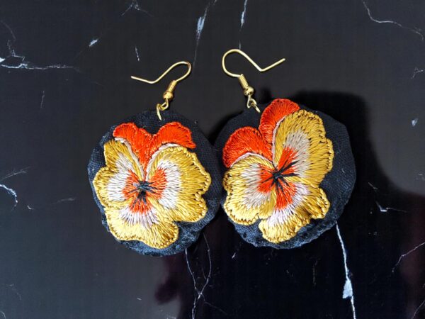 Suspiros de Seda y Algodón: Hermosos Aretes de Flores Bordados a Mano - Imagen 9