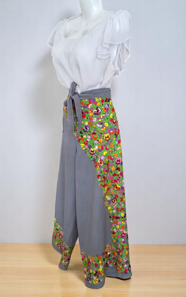 Ecos de Tradición: Pantalón Envolvente Color Gris Oxford Bordado a Mano - Imagen 2