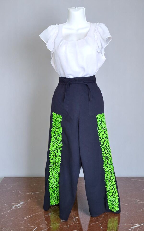 Encanto Ancestral: Pantalón Envolvente Color Azul Marino Bordado a Mano