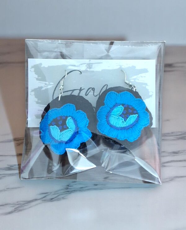 Suspiros de Seda y Algodón: Hermosos Aretes de Flores Bordados a Mano - Imagen 16