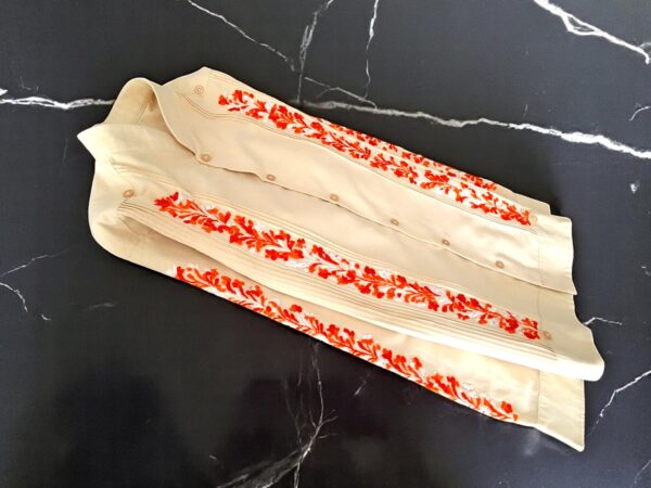 Raíces Oaxaqueñas: Hermosa Guayabera de Lino Beige Bordada a Mano - Imagen 9