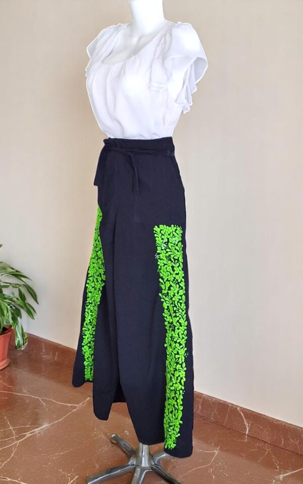 Encanto Ancestral: Pantalón Envolvente Color Azul Marino Bordado a Mano - Imagen 3