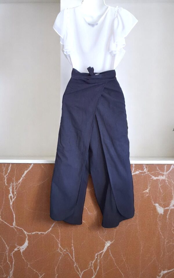 Encanto Ancestral: Pantalón Envolvente Color Azul Marino Bordado a Mano - Imagen 4