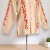 Raíces Oaxaqueñas: Hermosa Guayabera de Lino Beige Bordada a Mano - Imagen 3