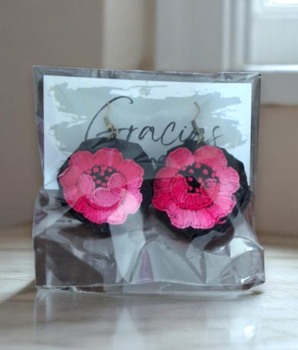 Suspiros de Seda y Algodón: Hermosos Aretes de Flores Bordados a Mano - Imagen 6