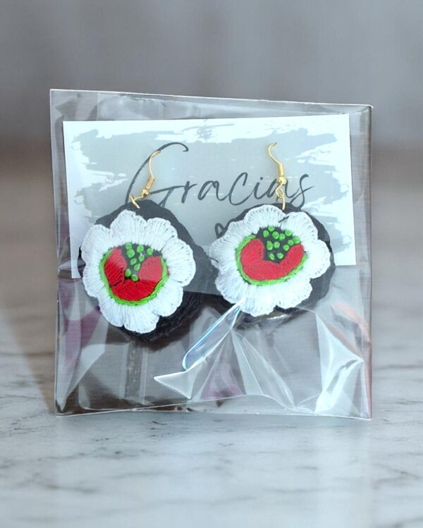 Suspiros de Seda y Algodón: Hermosos Aretes de Flores Bordados a Mano - Imagen 26