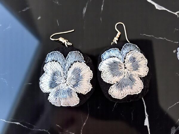 Suspiros de Seda y Algodón: Hermosos Aretes de Flores Bordados a Mano - Imagen 13