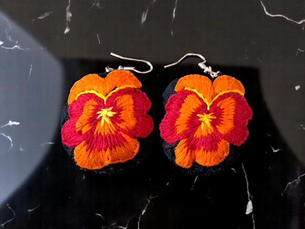Suspiros de Seda y Algodón: Hermosos Aretes de Flores Bordados a Mano - Imagen 25