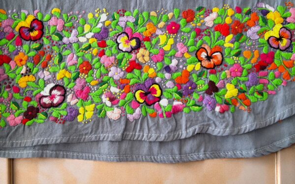 Ecos de Tradición: Pantalón Envolvente Color Gris Oxford Bordado a Mano - Imagen 14