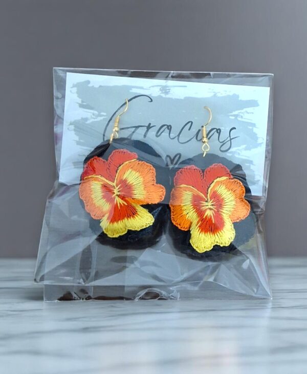 Suspiros de Seda y Algodón: Hermosos Aretes de Flores Bordados a Mano - Imagen 20