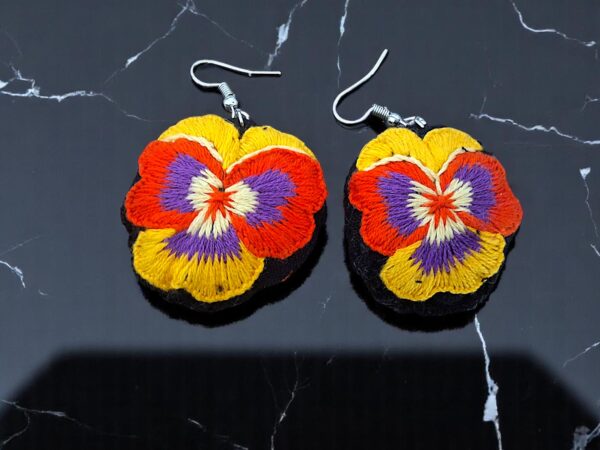 Suspiros de Seda y Algodón: Hermosos Aretes de Flores Bordados a Mano - Imagen 29