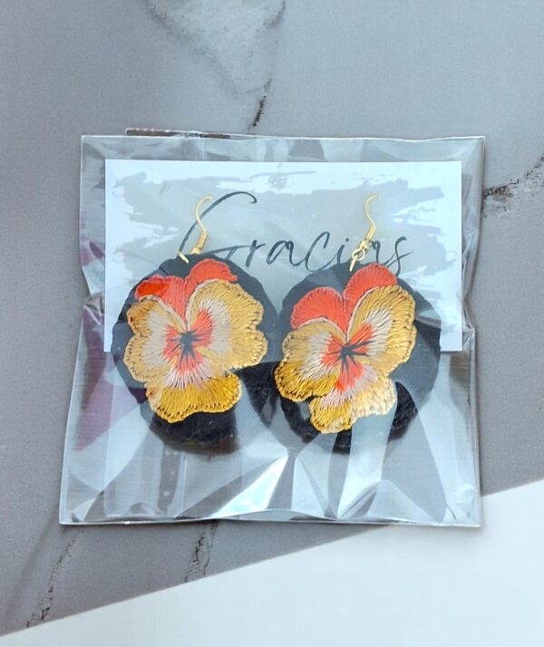 Suspiros de Seda y Algodón: Hermosos Aretes de Flores Bordados a Mano - Imagen 8