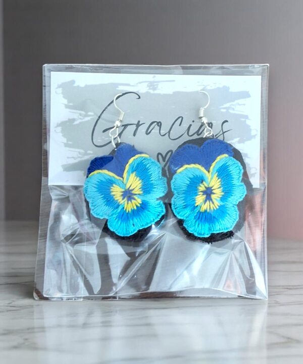 Suspiros de Seda y Algodón: Hermosos Aretes de Flores Bordados a Mano - Imagen 18