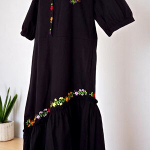 Esencia de Medianoche: Elegante Vestido Negro Bordado a Mano