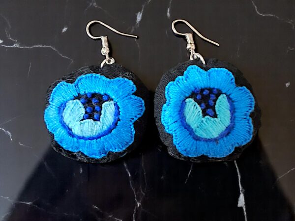 Suspiros de Seda y Algodón: Hermosos Aretes de Flores Bordados a Mano - Imagen 17